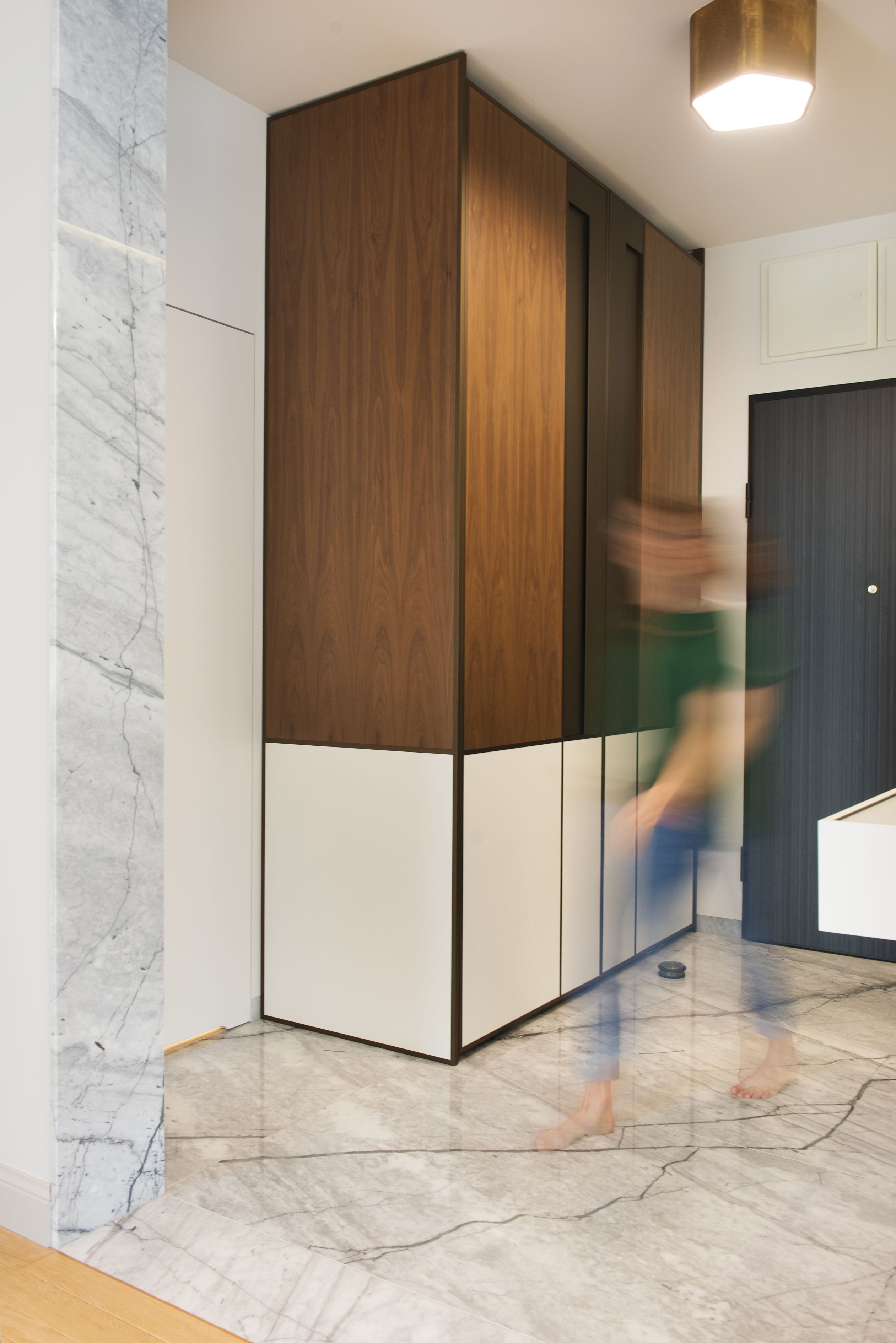 Pojemna szafa naszego projektu, pomieści między innymi wiele okryć wierzchnich.